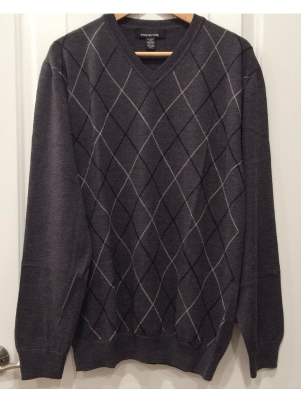 100% Extra Fine Merino Wool V-Neck Sweater | L